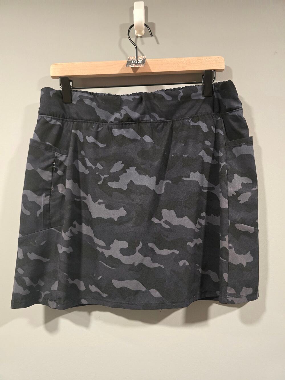 Women's Reebok Black Gray Camoflauge Camo Skort Skirt Size Large Excellent B5